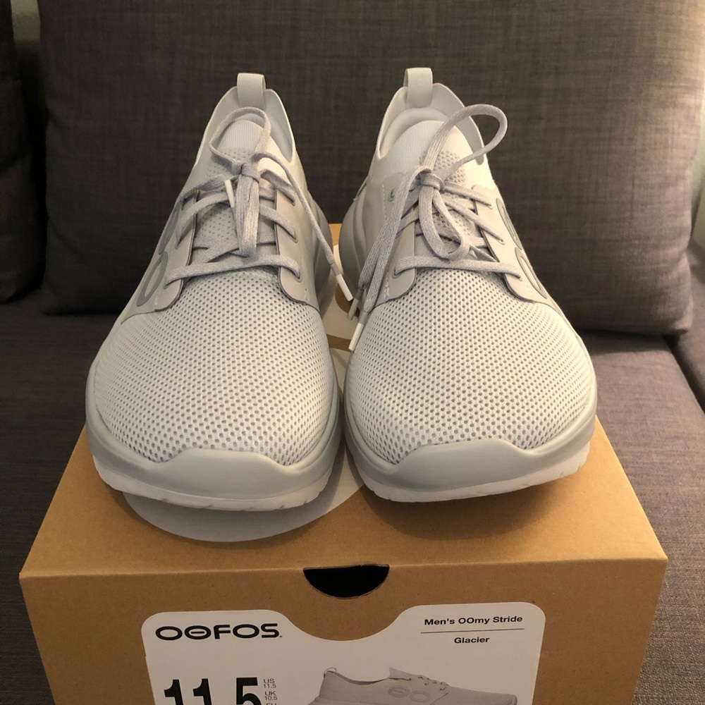 OOFOS Men’s Glacier Lace-Up Athletic Sneakers - White/Light Gray